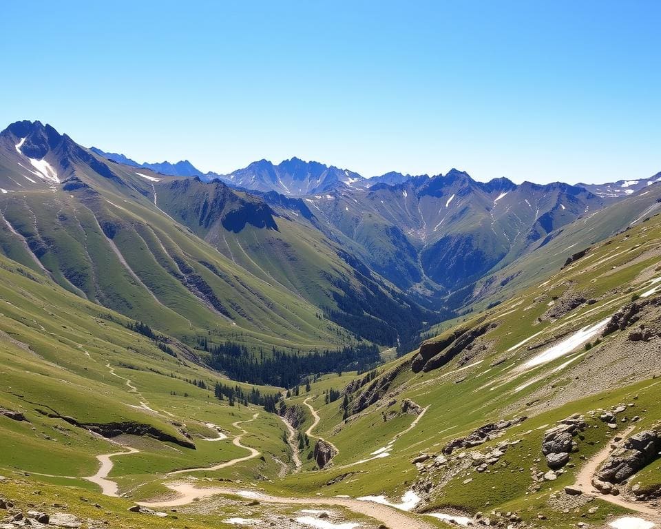 Bergen van de Kaukasus: wandelen door de ruige bergtoppen